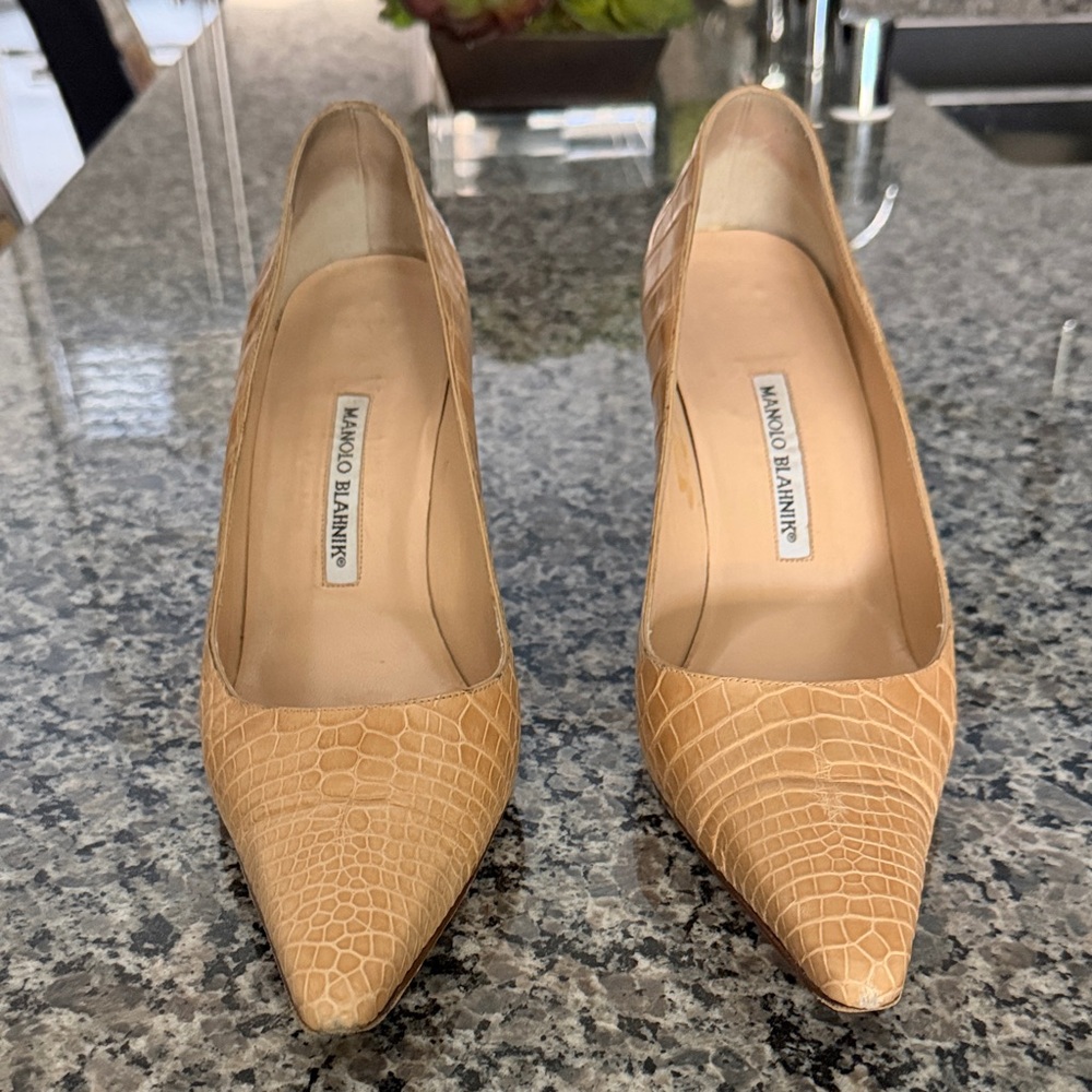 Manolo Blahnik Beige genuine Alligator Heels